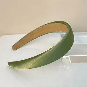 Serre-tête rembourré en satin vert olive pour femme avec design large et fini soyeux