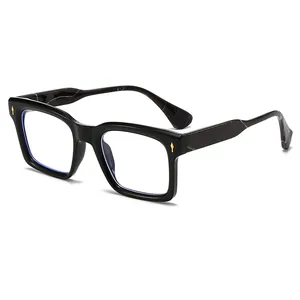 Lunettes de soleil noires carrées avec branches marbrées violettes et détails dorés
