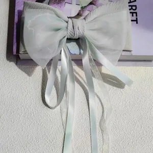 Elegante fermaglio per capelli con fiocco in tulle grigio e lunghi nastri sottili