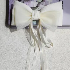 Elegante fermaglio per capelli con fiocco in rete bianco avorio e lunghi nastri di seta