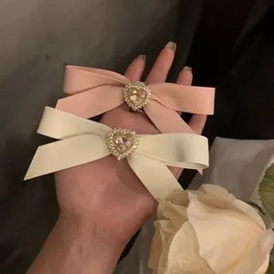 Elegante Haarklammern mit Schleifen in Creme und Rosa sowie Herz-Strass und Perlen