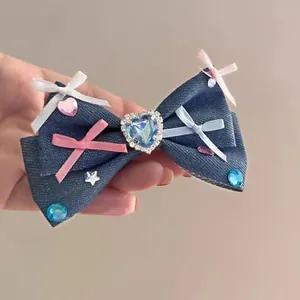 Dettaglio del fermaglio per capelli in denim blu con strass a cuore e piccoli fiocchi