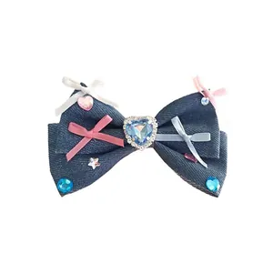 Pinza per capelli con fiocco in denim blu scuro, cuore di cristallo e paillettes colorate