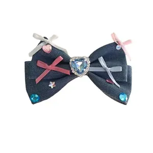 Fermaglio per capelli in denim blu con strass a cuore e fiocchi di nastro colorati