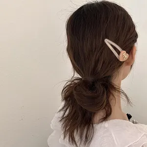 Pince à cheveux rose avec cœur et nœud doré pour femme, accessoire élégant pour coiffure