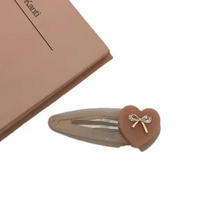 Barrette à cheveux cœur avec nœud doré et strass sur fond rose de style coréen