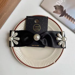 Barrette à nœud en satin noir de style français ornée d'élégantes perles blanches