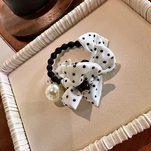 Chouchou à nœud à pois avec grande perle d'imitation et élastique noir en spirale