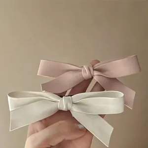 Barrettes à cheveux élégantes faites main avec nœuds en cuir mat rose poudré et crème