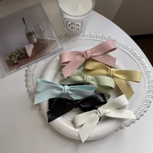 Lot de six barrettes à cheveux nœud en cuir mat aux couleurs douces et variées