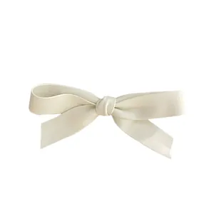 Pince à cheveux élégante avec nœud fait main blanc crème en satin mat pour femme