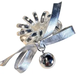 Transparante spiraal haarelastiek met zilveren metalen strik en een bolvormige hanger
