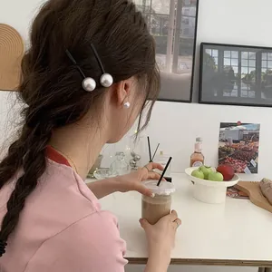Elegante set di fermagli per capelli con perle e orecchini abbinati su una modella