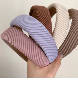 Detailaufnahme bunter gestreifter Samt-Stirnbänder mit weicher Strickstruktur