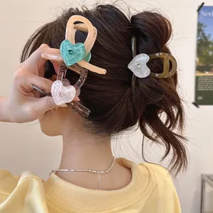 Eleganter herzförmiger Haarklammer-Clip mit Strasssteinen am Modell für Damen