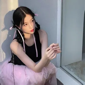 Pince à cheveux style Balletcore avec ruban rose et robe à bretelles noire sans manches