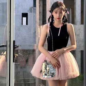 Tenue de ballet fille avec haut noir sans manches, jupe tutu rose et ruban à cheveux