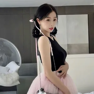 Tenue de ballet avec débardeur noir, jupe tutu rose et ruban à cheveux assorti pour fille