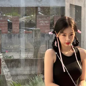 Bandeau à nœud en satin rose et accessoire chaîne en métal avec débardeur noir