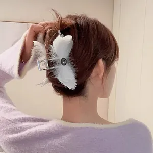 Pince à cheveux élégante avec plumes blanches et cristal pour coiffures féminines