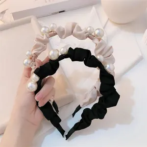 Serre-tête élégant en tissu plissé avec perles fantaisie en noir et beige