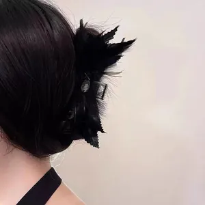 Pince à cheveux élégante en plumes noires avec cristal central sur cheveux