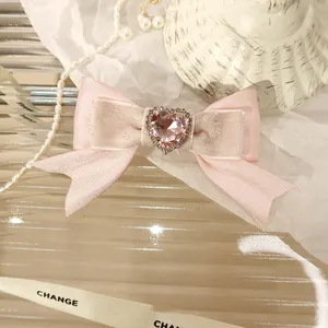 Barrette à cheveux rose avec double nœud, strass en cœur et texture en soie élégante