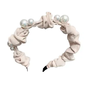 Serre-tête élégant en satin plissé orné de perles blanches sur fond blanc pur