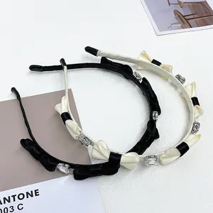 Set elegante di due cerchietti con fiocco nero e avorio decorati con strass lucenti