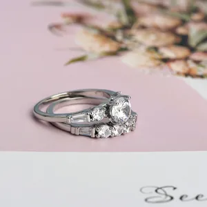 Set di anelli in argento con zircone tondo centrale e pietre a taglio baguette