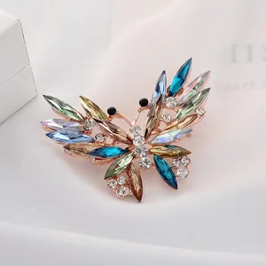 Macro detail van vlinderbroche met marquise kristallen in roségouden zetting
