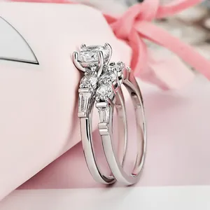 Elegante set di due anelli di fidanzamento con grande zircone e anello abbinato