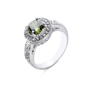 Elegante anillo halo con circón verde oliva redondo y cristales pavé brillantes