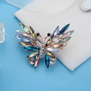 Macro-opname van vlinderbroche met kleurrijke kristallen en strass in roségoud