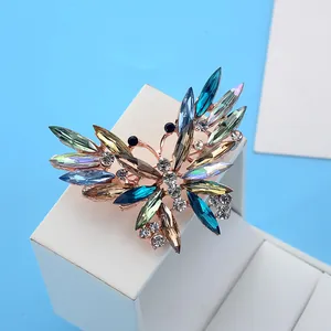Detailopname van vlinderbroche met gekleurde kristallen en roségouden afwerking