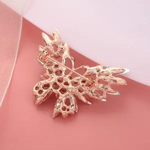 Detailweergave van de achterkant van de roségouden vlinderbroche met veiligheidssluiting
