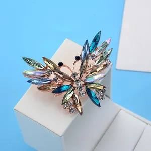Elegante vlinderbroche van roségoud met veelkleurige marquise-kristallen