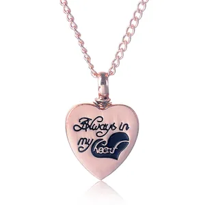 Vista dettagliata della collana commemorativa a cuore oro rosa con incisione artistica