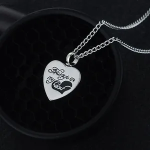 Macro del ciondolo a cuore argento con incisione Always in My Heart dettaglio