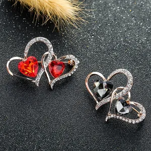 Exquisito broche de doble corazón con cristales brillantes en rojo y negro