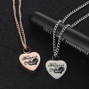 Dettaglio di ciondoli a cuore oro rosa e argento con incisione Always in my heart