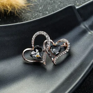 Elegante broche de doble corazón en oro rosa con cristales brillantes y gema gris oscuro