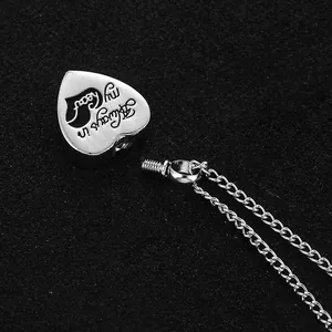 Dettaglio collana cremazione a cuore argento con incisione Always in my heart e tappo