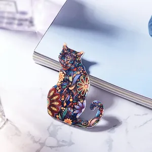 Broche de gato retro en acrílico con coloridos patrones de mandala sobre mármol
