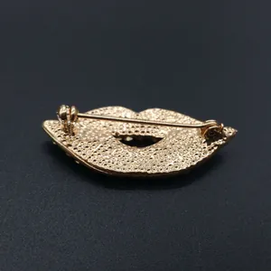 Nahaufnahme der stabilen Nadel und des Drehverschlusses der goldenen Lippenbrosche