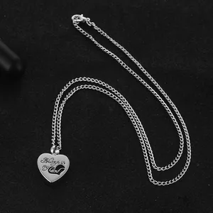Collana con medaglione a cuore d'argento con incisione Always in my heart su nero