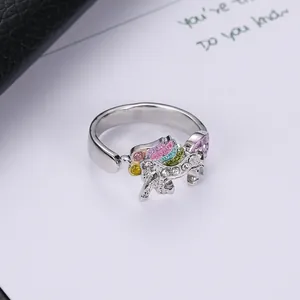 Anello unicorno regolabile in argento con smalto colorato e cristalli brillanti