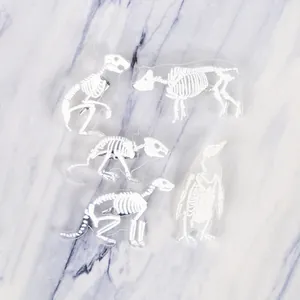 Set de cinco pinzas para el cabello en acrílico transparente con esqueletos de animales y clips