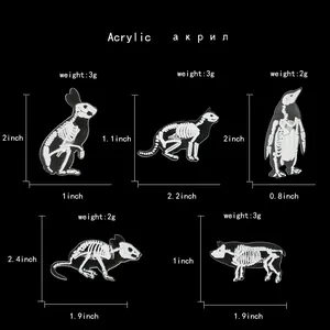 Detalle de cinco pines góticos de acrílico con esqueletos de animales y medidas