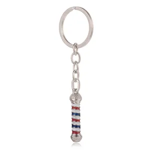 Detalle de llavero de poste de barbero rojo blanco azul con anillo de metal plateado